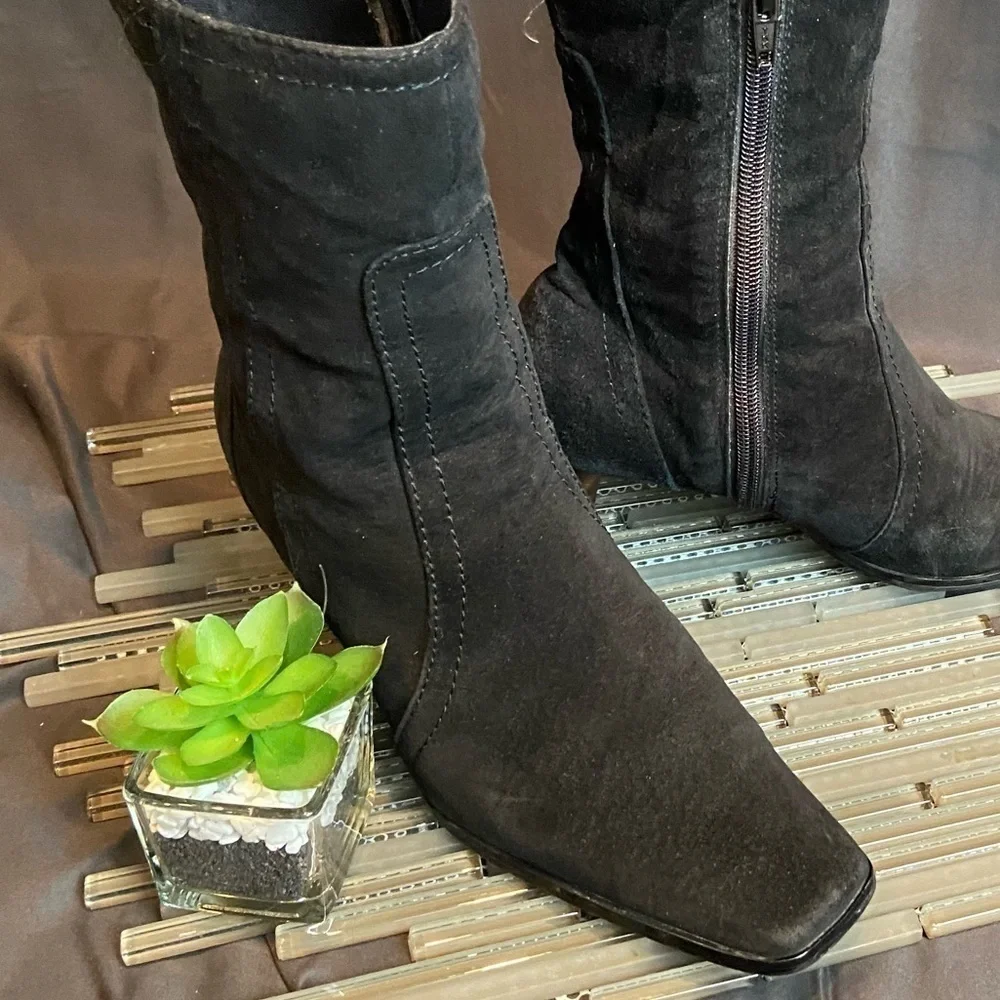 ❄️Cute  Black Suede Boots 💕 - Picture 10 of 15